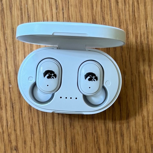 Game Day Outfitters "IOWA" Wireless Earbuds - Picture 5 of 8